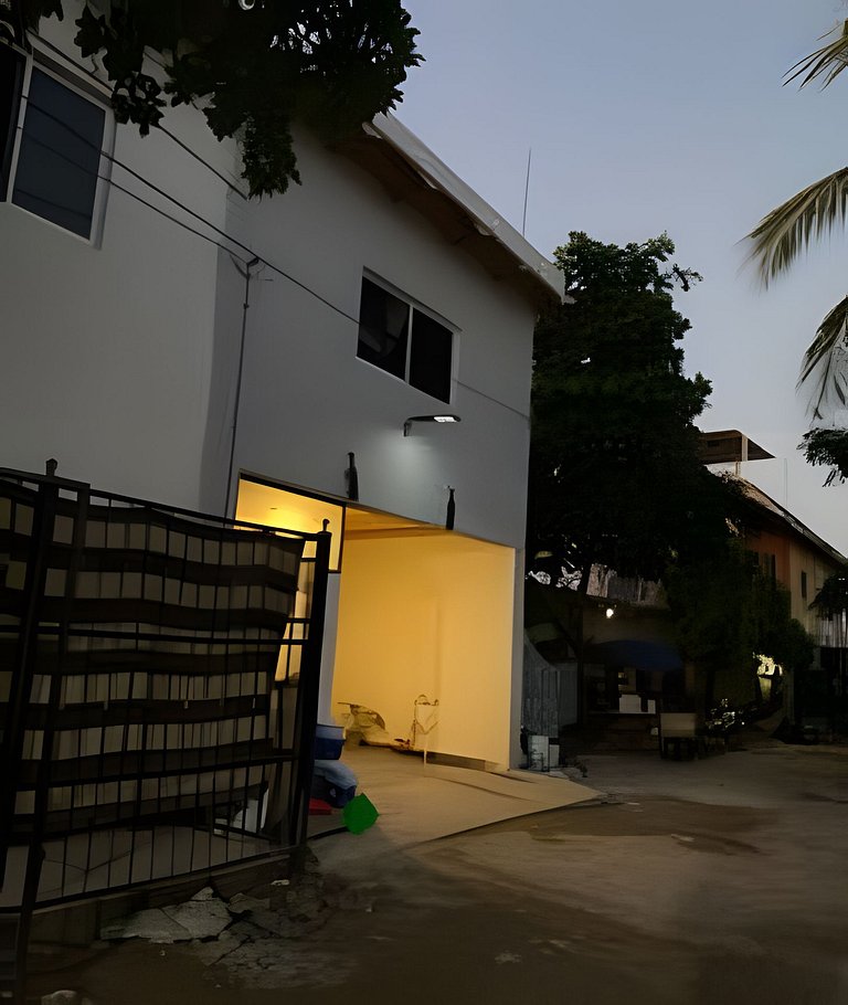 C12 · Casa 2 niveles, alberca y vista al manglar