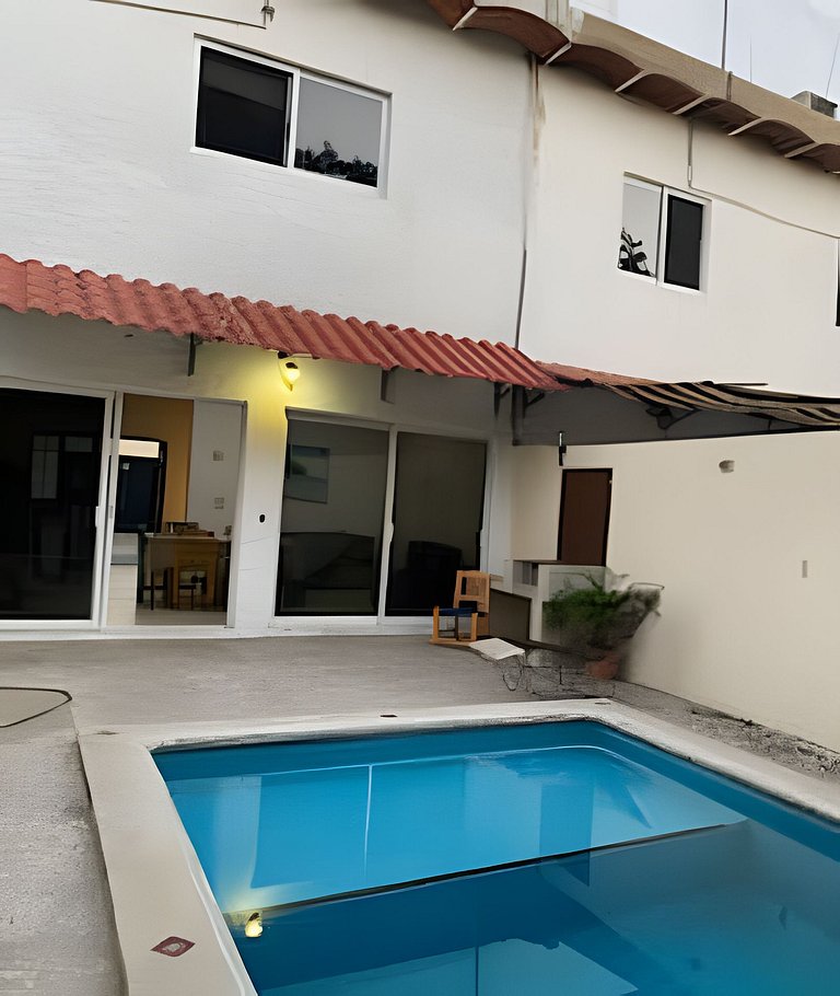 C12 · Casa 2 niveles, alberca y vista al manglar